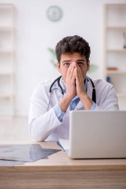 Hastanede çalışan genç bir doktor.