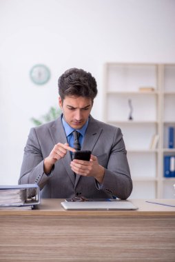 Ofiste çalışan genç bir çalışan.