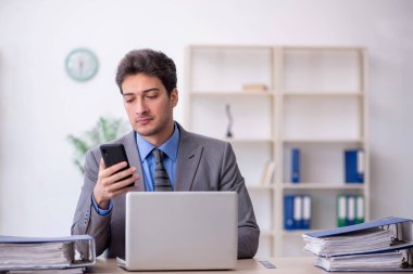 Ofiste çalışan genç bir çalışan.