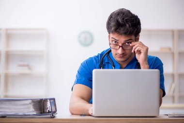 Teletıp konseptinde genç doktor