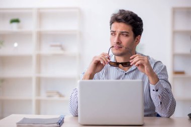 İş yerinde çalışan genç bir çalışan.