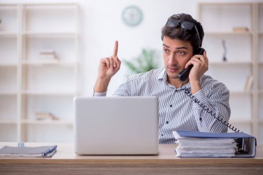 İş yerinde çalışan genç bir çalışan.