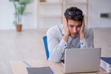 İş yerinde çalışan genç bir çalışan.