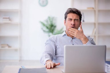 İş yerinde çalışan genç bir çalışan.