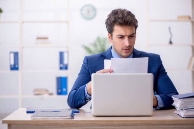 Ofiste çalışan genç bir çalışan.