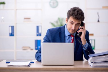 Ofiste çalışan genç bir çalışan.