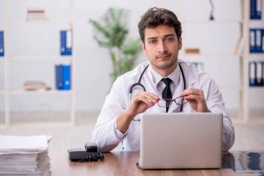 Teletıp konseptinde genç doktor