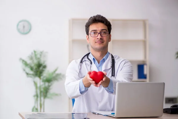 Jonge Cardioloog Werkzaam Het Ziekenhuis — Stockfoto