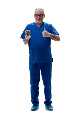 Yaşlı doktor beyaza izole edilmiş haplar önerdi.