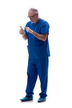 Yaşlı doktor beyaza izole edilmiş haplar önerdi.