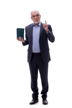 Yaşlı erkek patron beyaz kitaplarla izole edilmiş kitapları tutuyor.