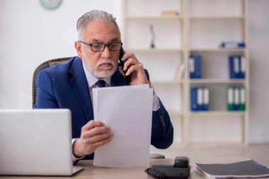 Eski bir çalışan telefonla konuşuyor.