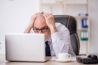 Eski çalışanım ve ofiste çok işim var.