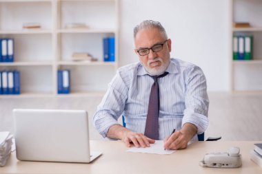 Ofiste çalışan eski bir çalışan.