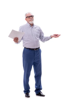 Eski patron beyaz üzerine izole edilmiş gazete okuyor.