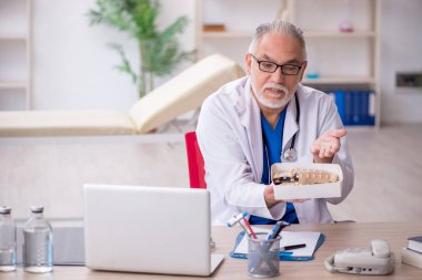 Hastanede çalışan yaşlı doktor.