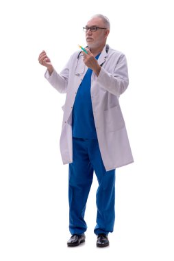Yaşlı doktor beyazı izole etti.