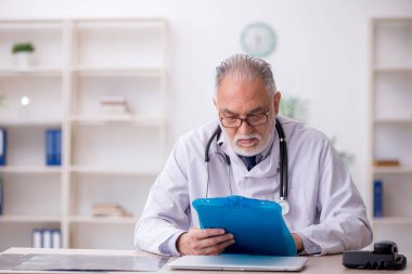 Hastanede çalışan yaşlı doktor.