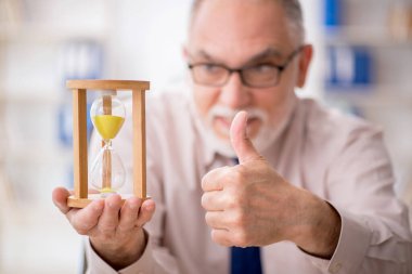 Zaman yönetimi konseptinde eski bir çalışan