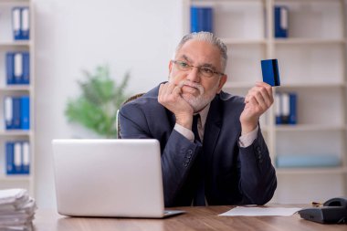 Ofiste çalışan eski bir çalışan.