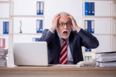 Eski çalışanım ve ofiste çok işim var.