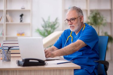 Teletıp konseptinde yaşlı bir doktor.