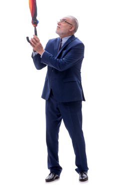 Yaşlı patron beyaz bir şemsiye tutuyor.