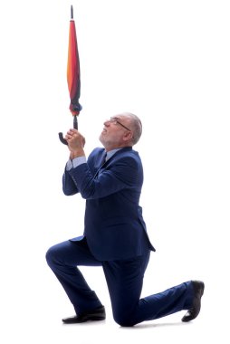Yaşlı patron beyaz bir şemsiye tutuyor.