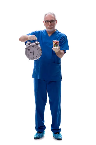 Yaşlı Doktor Zaman Yönetimi Kavramı Beyazda Izole Edildi — Stok fotoğraf