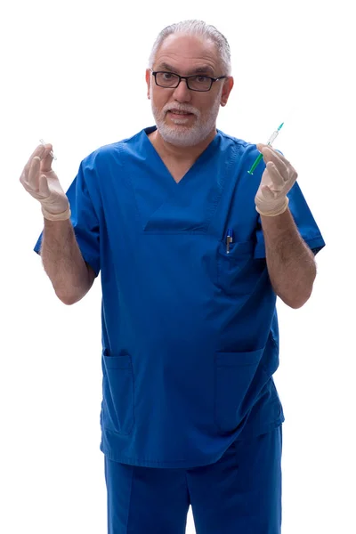 Yaşlı Doktor Şırıngayı Beyaza Sapladı — Stok fotoğraf
