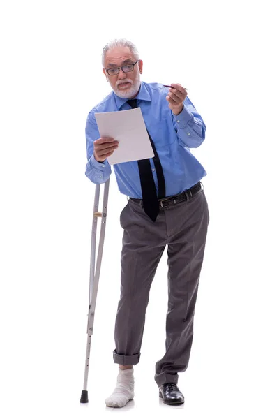 Velho Chefe Masculino Com Muletas Isoladas Branco — Fotografia de Stock