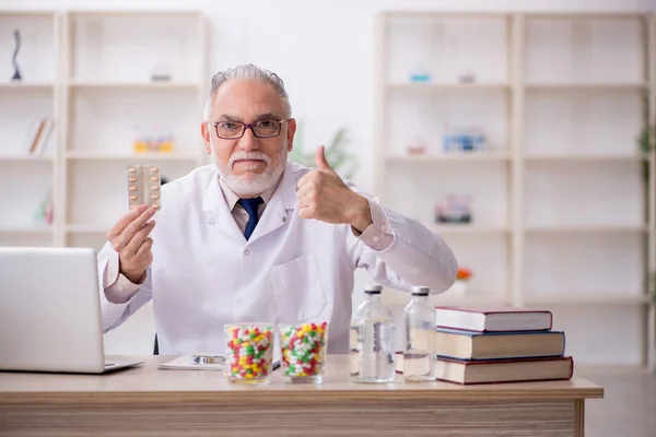 Old Doctor Suggesting Pills Hospital — Foto Stock