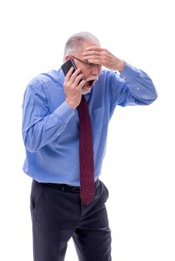 Yaşlı işadamı telefonda konuşuyor.