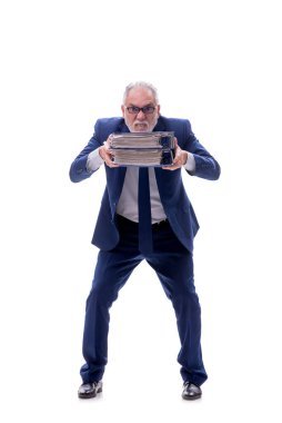 Yaşlı erkek çalışanın elinde kağıtlar var.