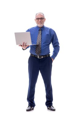 Dizüstü bilgisayarı tutan yaşlı işadamı beyazda izole edildi