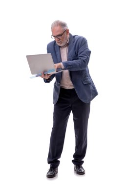 Bilgisayarlı yaşlı adam beyazda izole edilmiş.