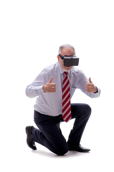Uomo Affari Che Indossa Occhiali Virtuali Isolati Bianco — Foto Stock