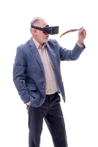Alter Schriftsteller Genießt Virtuelle Brille Isoliert Auf Weiß — Stockfoto