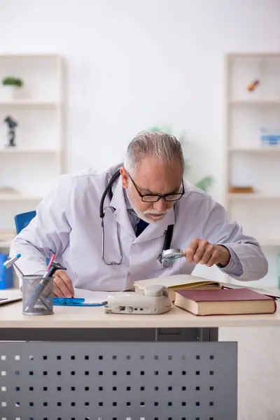 Old Doctor Working Hospital — Stock Photo, Image