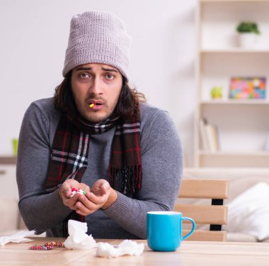 Genç adam evde acı çekiyor.