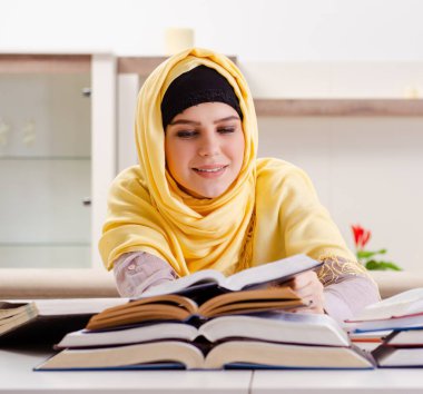 Sınavlara hazırlanan tesettürlü kız öğrenci.