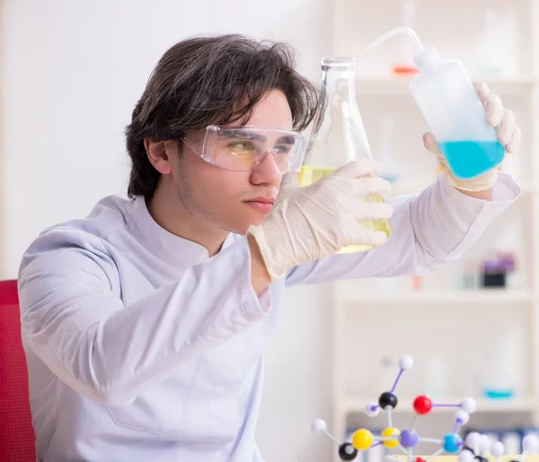 Mladý Biochemik Pracující Laboratoři — Stock fotografie