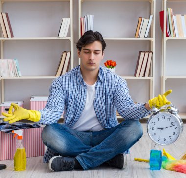 Evini temizleyen adam.