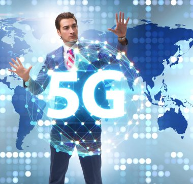 İş adamının tuşlara bastığı 5G İnternet konsepti