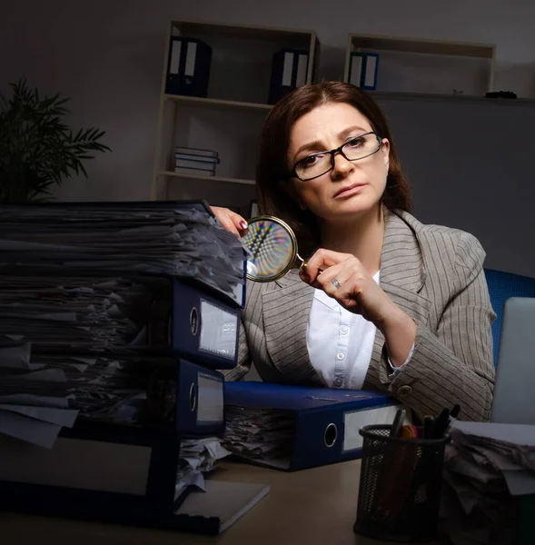 Female Employee Suffering Excessive Work — Fotografia de Stock