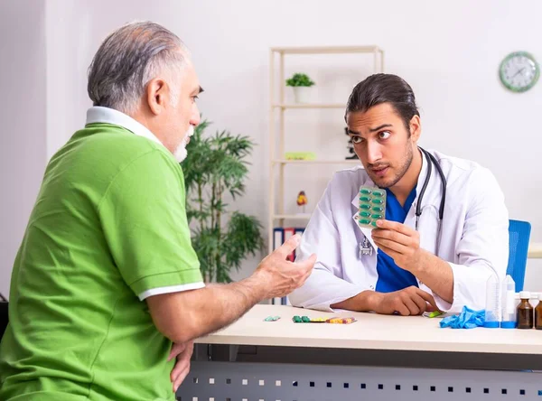 Der Alte Mann Besucht Junge Männliche Arzt Gastroenterologe — Stockfoto