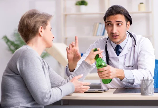 Alkolik Kadın Genç Erkek Doktoru Ziyaret Ediyor — Stok fotoğraf