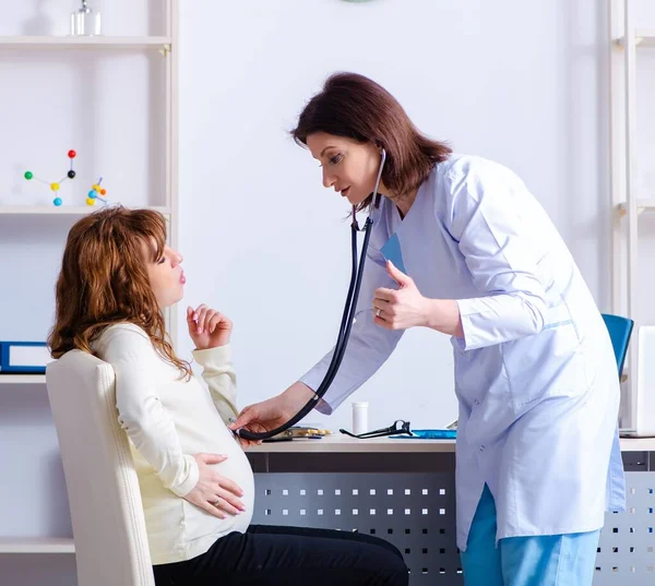 Die Junge Schwangere Frau Besucht Erfahrenen Arzt Gynäkologen — Stockfoto