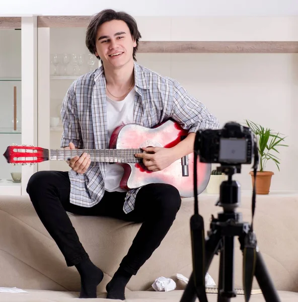 Den Unge Guitarist Optager Video Til Sin Blog - Stock-foto