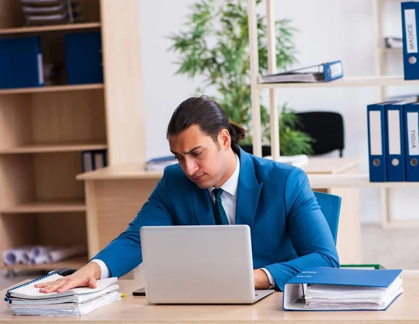 Genç Erkek Çalışan Ofiste Oturuyor — Stok fotoğraf